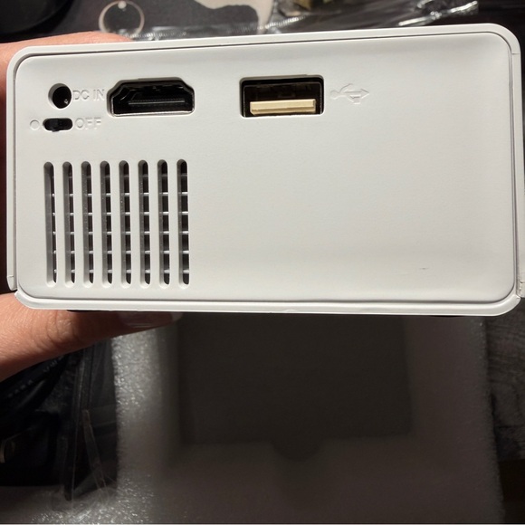 Mini Projector Z1 with Cables - Picture 2 of 6